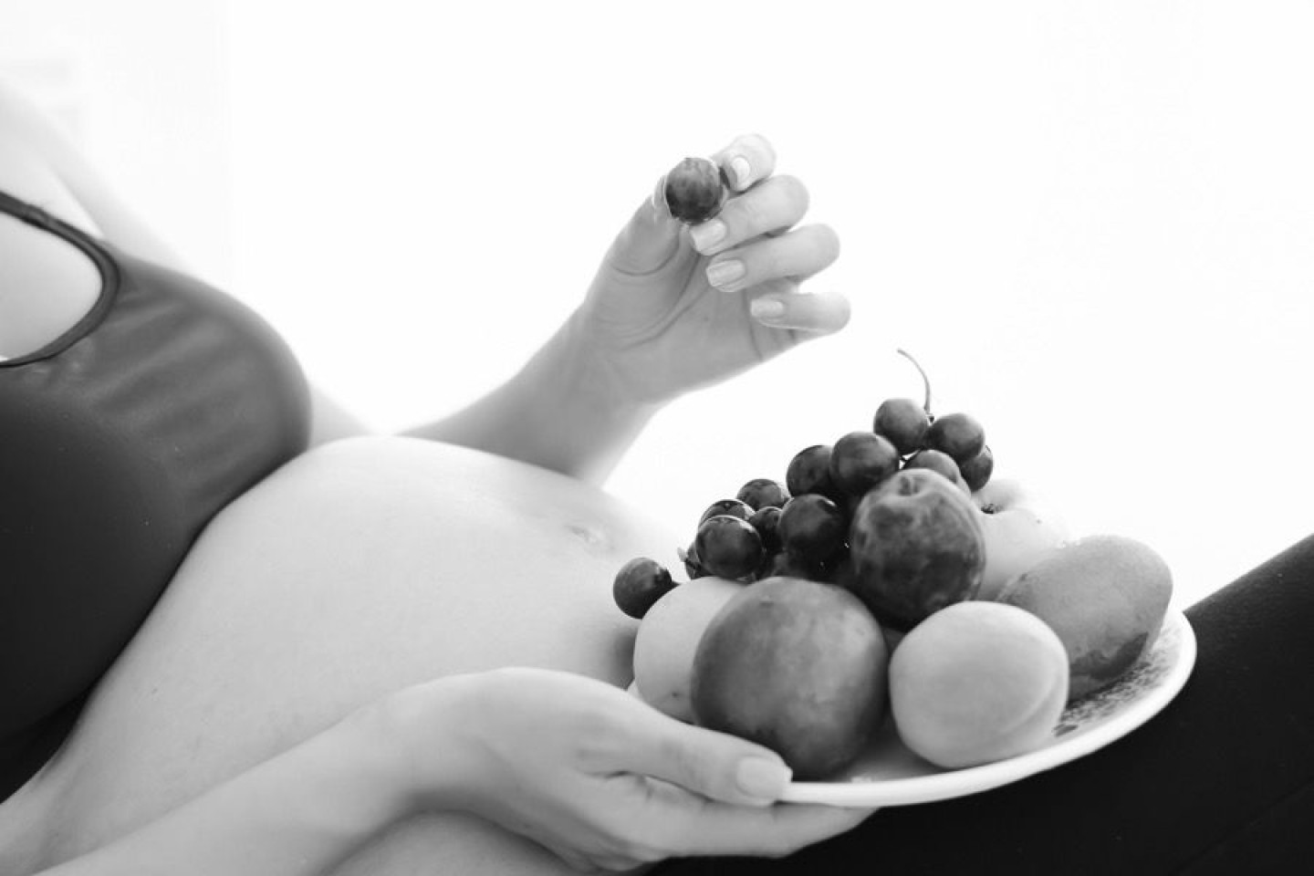 pregnant-woman-fruit